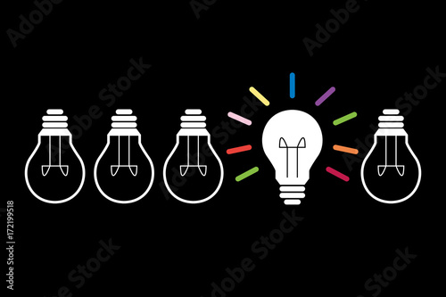 Glühbirne - Vektor Illustration - Idee, Ideen, Erleuchtung - schwarz/weiß, bunte Strahlen, schwarzer Hintergrund
