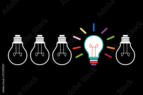 Glühbirne - Vektor Illustration - Idee, Ideen, Erleuchtung - schwarz/weiß, bunte Glühbirne mit Strahlen
