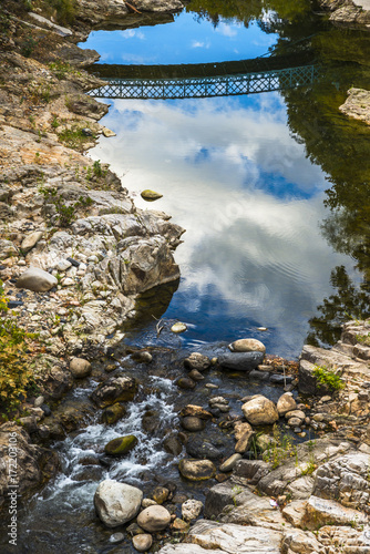 pont métallique / reflet d'un pont dans l'eau photo