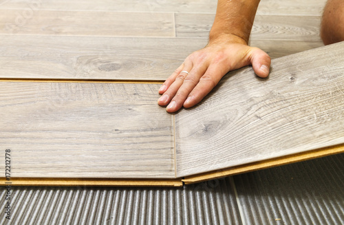Laying laminate flooring in a flat