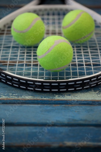 Close up of fluorescent yellow balls on tennis racket © WavebreakMediaMicro
