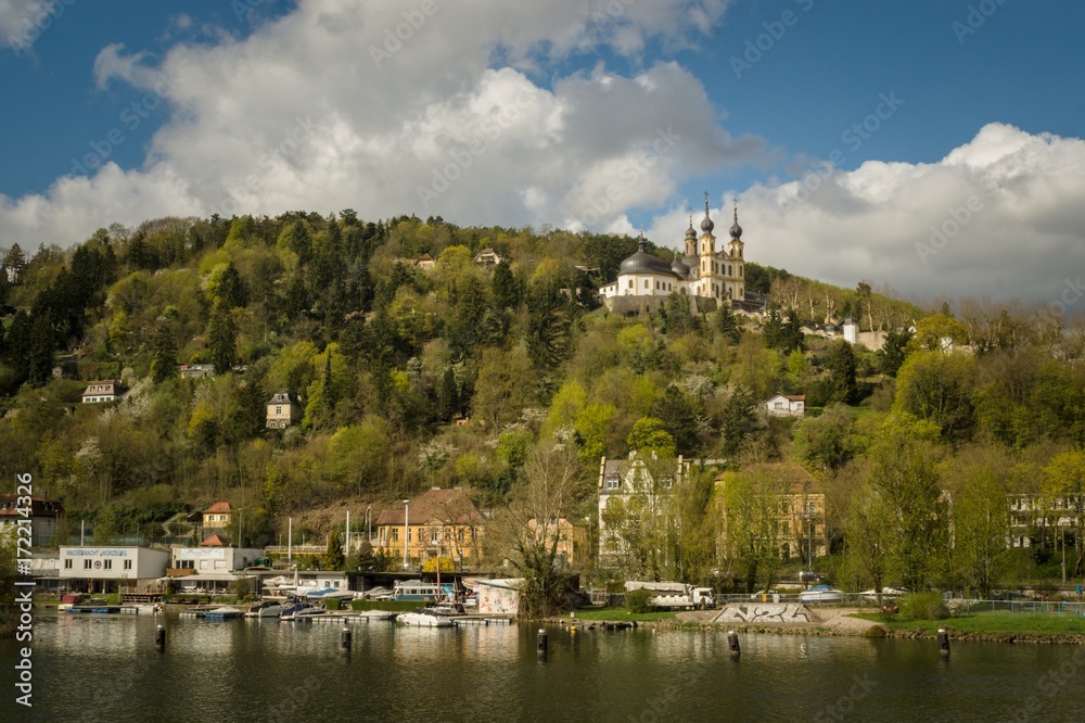 Eine Kirche ligt auf dem Hügel