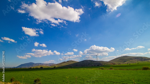 Fotografi Amazing green hills and windmill in Turkey.
