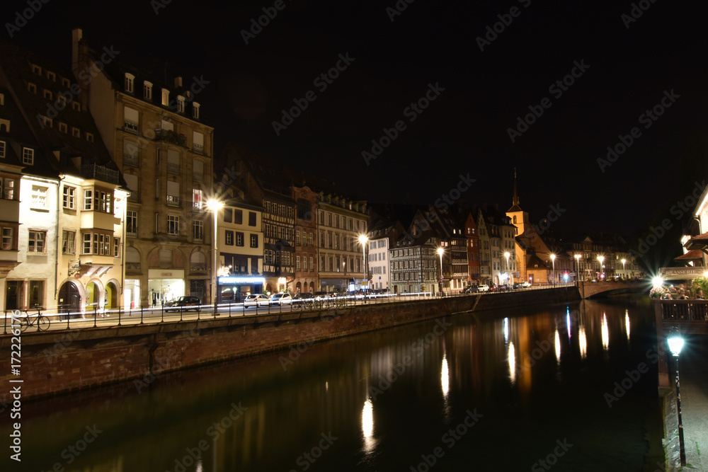 Straßburg, Elsaß, Frankreich, Europa / Strasbourg, Alsace: Petite France bei Nacht (Altstadt)