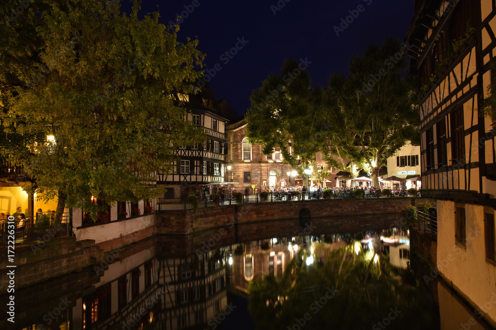 Straßburg, Elsaß, Frankreich, Europa / Strasbourg, Alsace: Petite France in der Nacht - Nightlife (Altstadt)