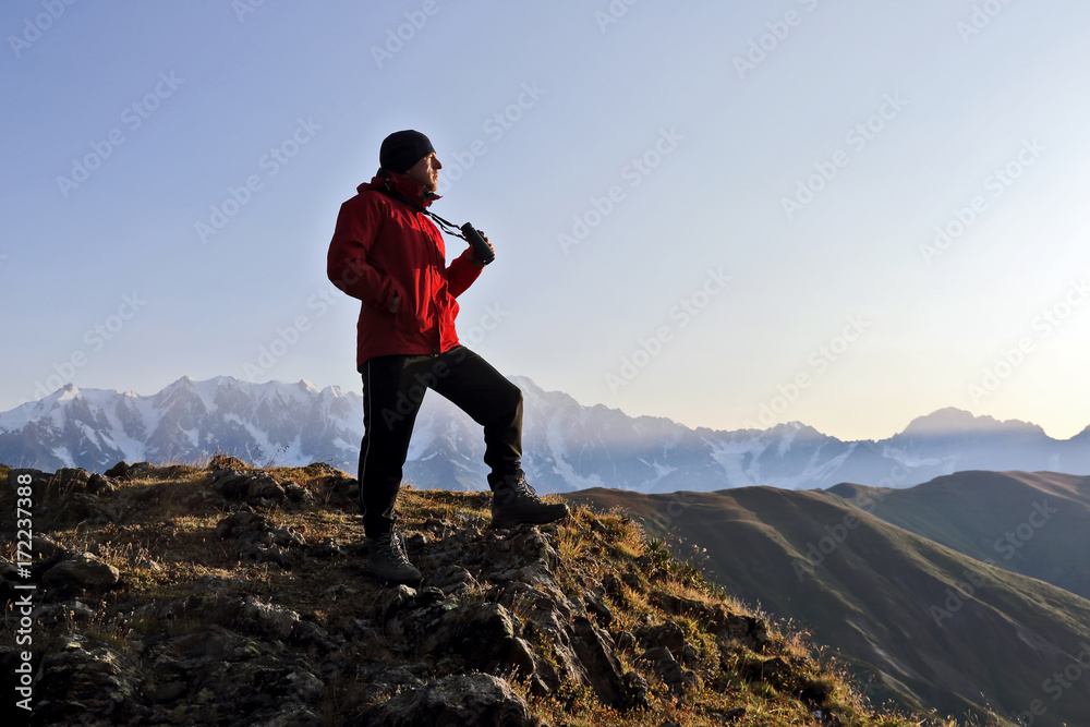 Fototapeta premium tourist with binoculars looking in a mountainous