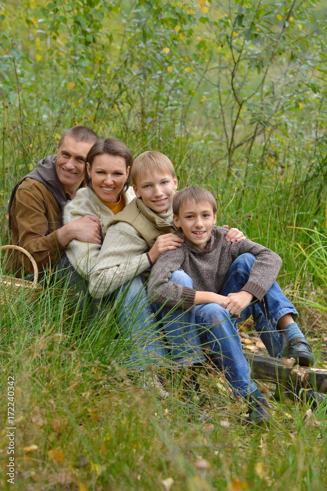  family sitting in park 