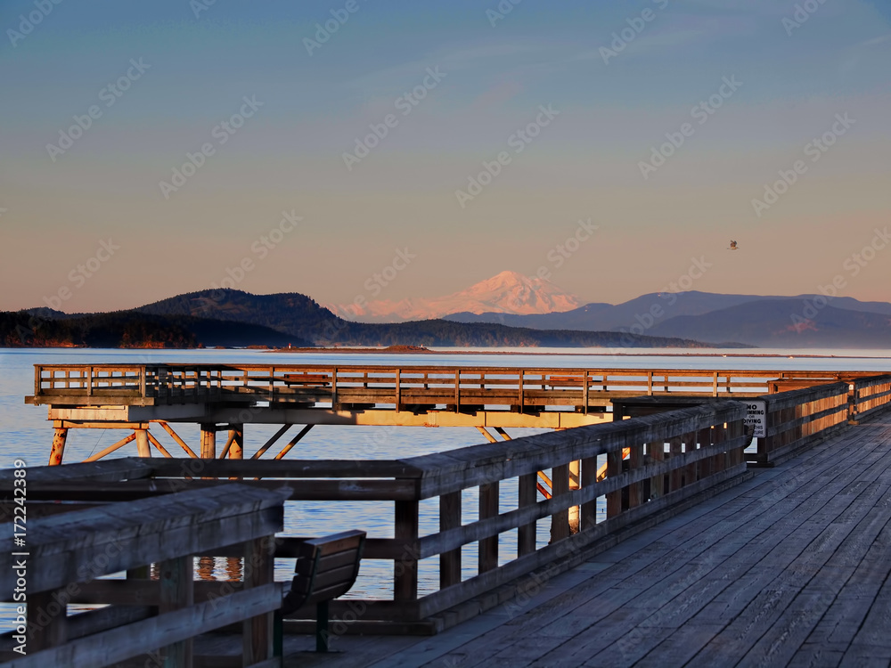 Fototapeta premium Sunset view at the shore in Sidney, Vancouver Island, British Columbia