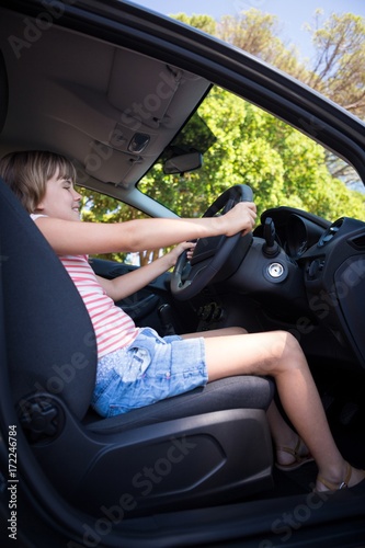 Teenage girl driving a car © WavebreakMediaMicro