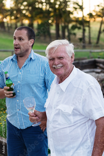 Fotografie senior man in the garden with his son-in-law