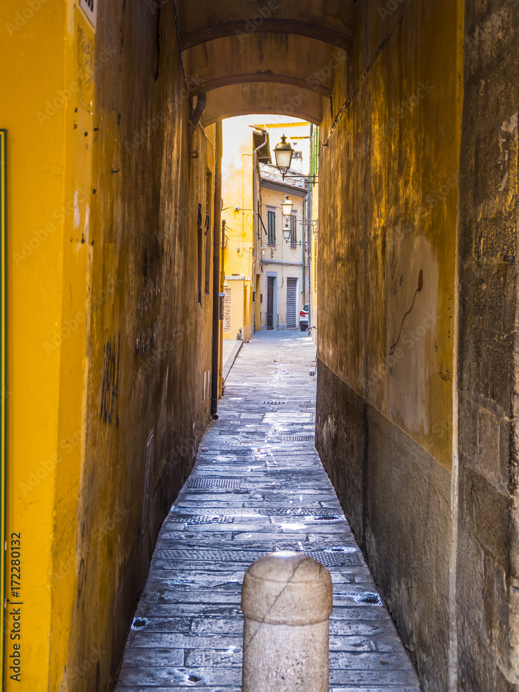 Fototapeta premium Small lane in the historic district of Pisa
