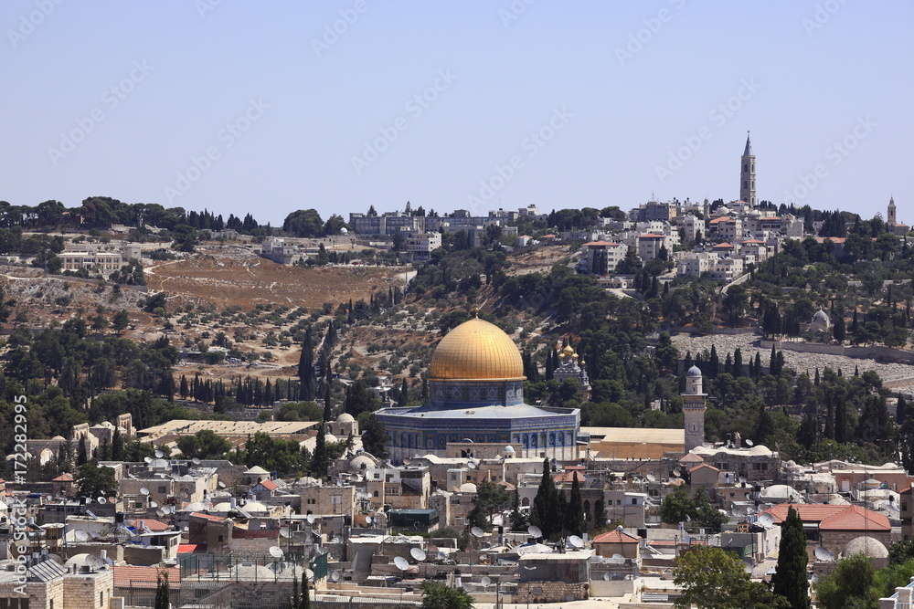 エルサレム旧市街街並みと神殿の丘の岩のドームとオリーブ山