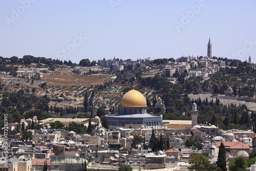 エルサレム旧市街街並みと神殿の丘の岩のドームとオリーブ山