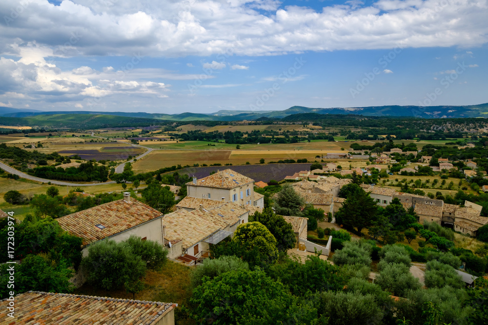 Vue panoramique depuis le haut du village de Simiane-la-Rotonde en été. Champs de lavande.