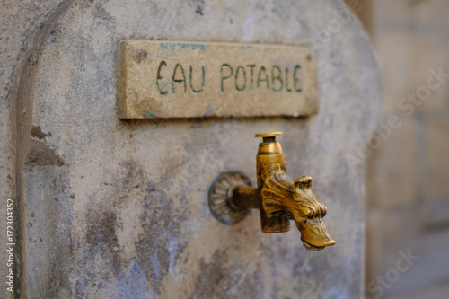 Obraz na płótnie Robinet de fontaine tête de dragon en Provence. France. Eau potable. w salonie