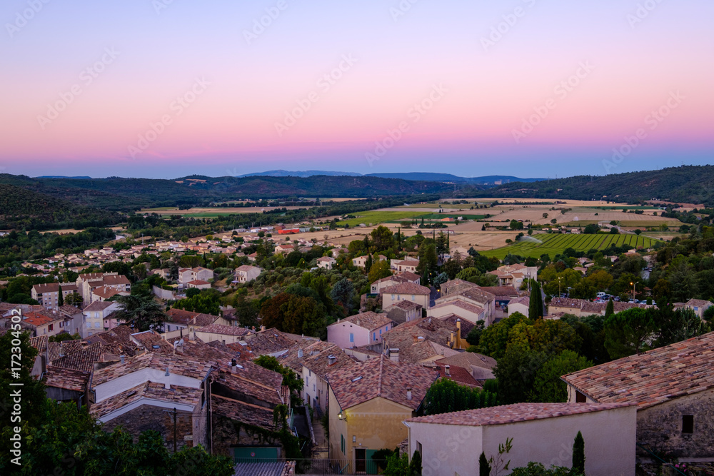 Vue panoramique depuis le sommet du village de Gréoux-les-Bains. Avant le lever de soleil.