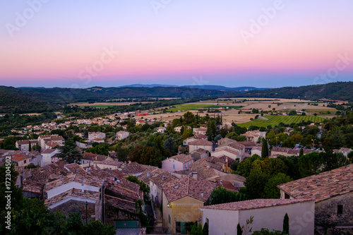 Obraz na płótnie Vue panoramique depuis le sommet du village de Gréoux-les-Bains. Avant le lever de soleil. w salonie