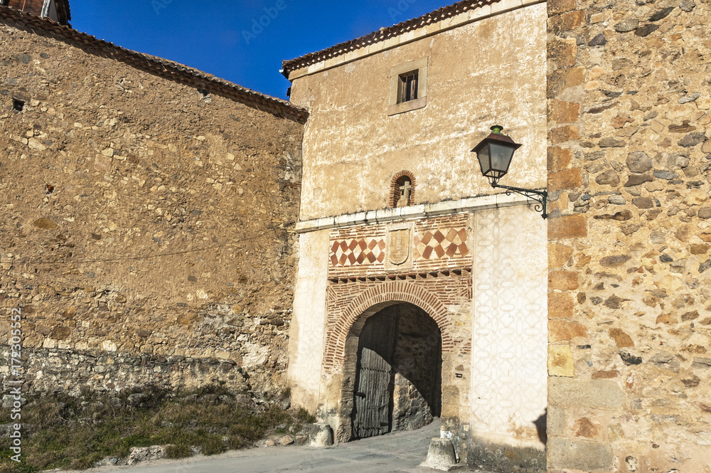Puerta de  la villa medieval de Pedraza, en la provincia de Segovia, en España