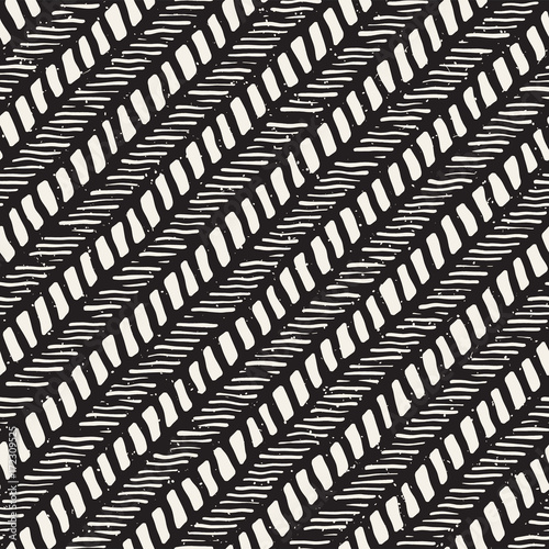 Hand drawn seamless pattern. Abstract geometric tiling background in black and white. Vector stylish doodle line lattice