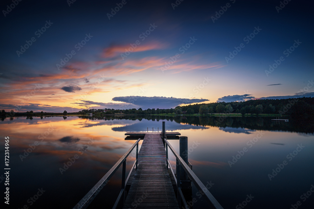 Kleiner Bootssteg im See zum Sonnenuntergang