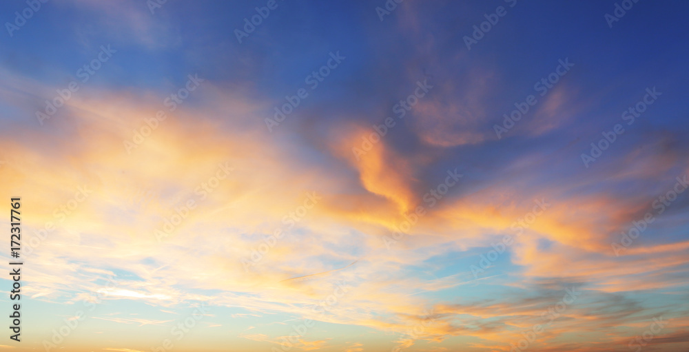 Obraz premium Kolor tylko niebo z czerwonymi i pomarańczowymi chmurami