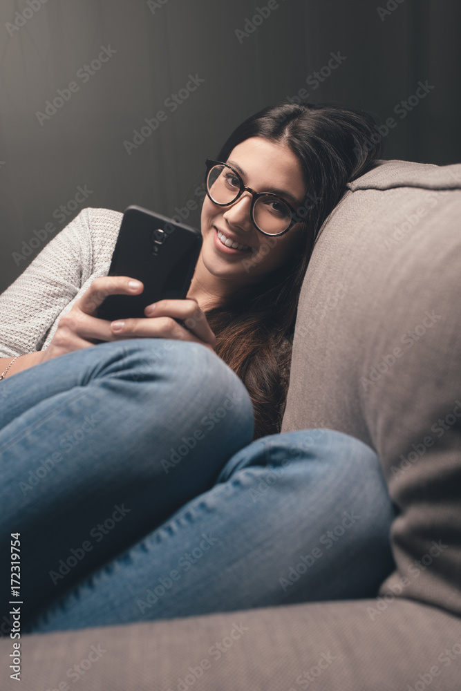 Obraz premium Woman texting late at night
