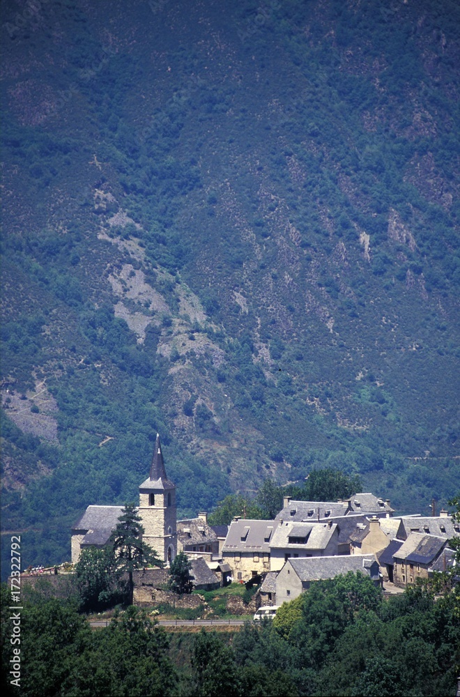 Petit village traditionnel à flanc de montagne dans les Pyrénées françaises