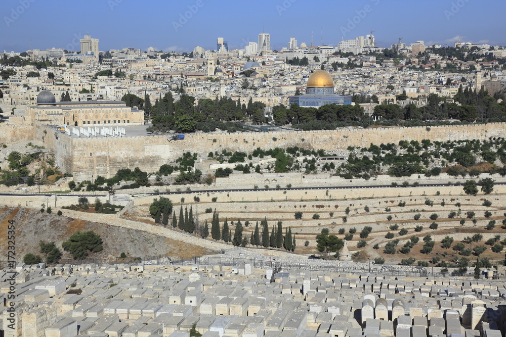 ユダヤ人墓地とエルサレム旧市街街並み