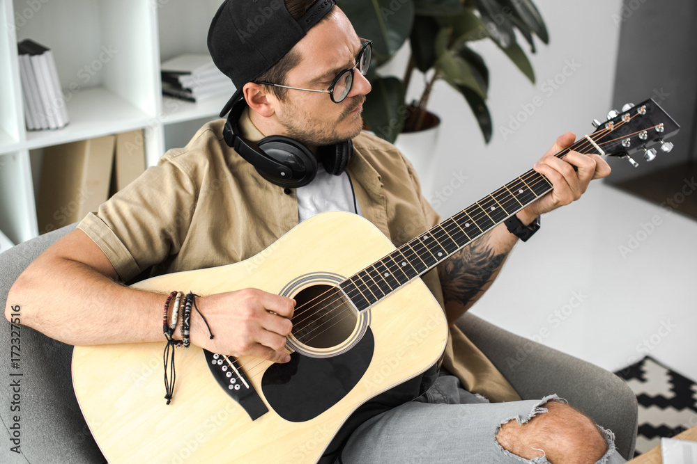 Obraz premium man playing guitar