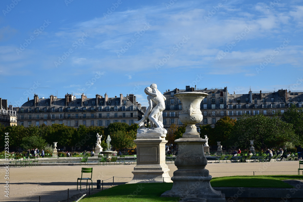 Vase et statues du jardin des Tuileries à Paris, France