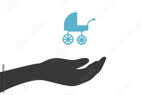 Hand hält Kinderwagen