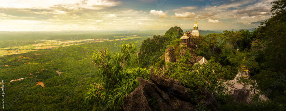 Obraz premium Panoramic shot : Wat Chalermprakiat Prajomklao Rachanusorn chedis on the mountain top, Lampang province, Thailand