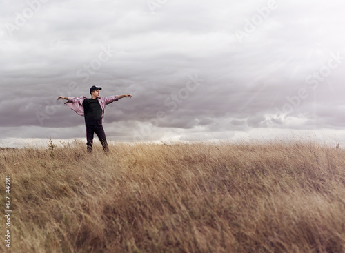 Man who feels free, looking at the horizon © Yalana