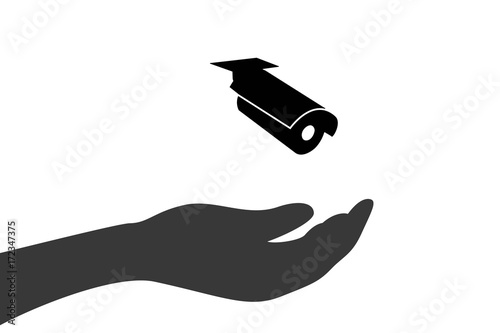 Hand hält Überwachungskamera