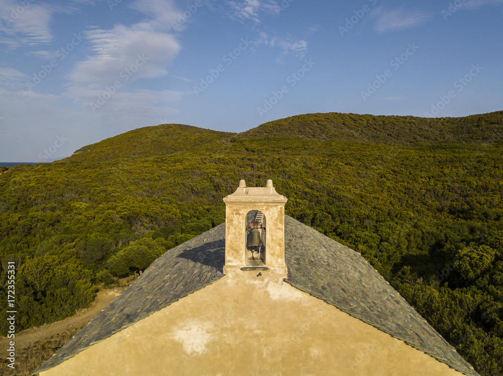 Vista aerea della cappella di Santa Maria, macchia Mediterranea, colline a ridosso della costa. Penisola di Cap Corse, Corsica. Tratto di costa. Francia