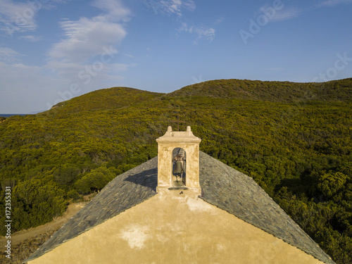 Vista aerea della cappella di Santa Maria  macchia Mediterranea  colline a ridosso della costa. Penisola di Cap Corse  Corsica. Tratto di costa. Francia