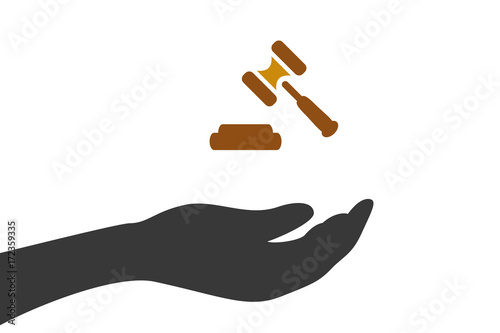 Hand hält Richterhammer