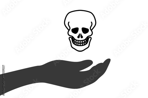 Hand hält Totenkopf