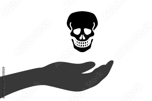 Hand hält Totenschädel