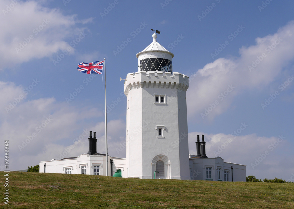 Der Leuchtturm von South Foreland über den berühmten Kreideklippen von Dover Der Leuchtturm von South Foreland über den berühmten Kreideklippen von Dover