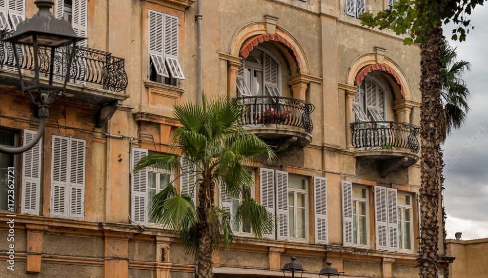 Orange Fassade in der Altstadt von Ventimiglia, Riviera di Ponente, Liguria, Italy