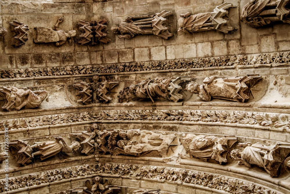 Vues de la facade de la cathedrale de Reims en France