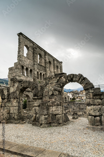 Archeologische Überreste des Teatro Romano in Aosta, Italien photo