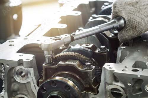 Foto Selective Focus Hand mechanic in gloves tightening the nuts using Torque wrench
