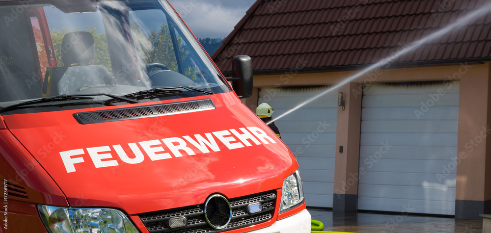 Feuerwehr im Einsatz, Brand, Haus, Einsatzfahrzeug, Wasser, Österreich