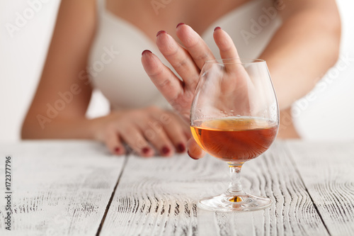 Foto woman refuses to drink a alcohol