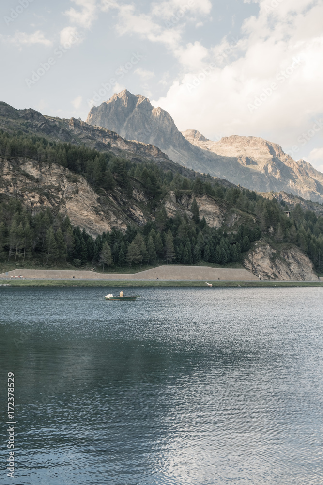 Angler auf dem Silsersee in der Schweiz Angler auf dem Silsersee in der Schweiz