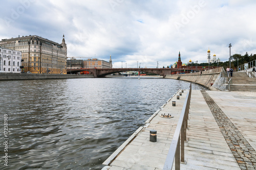 River and Moskvoretskaya Embankment in Moscow © vvoe