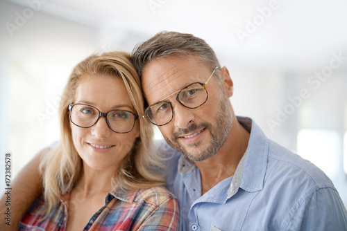 Foto Portrait of mature couple wearing eyeglasses