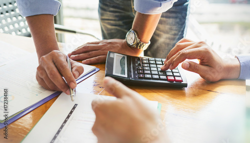 Foto Annual meeting of business colleagues company provides statistical reports on operations such as sales, expenses and profits of companies in concession terms of the government